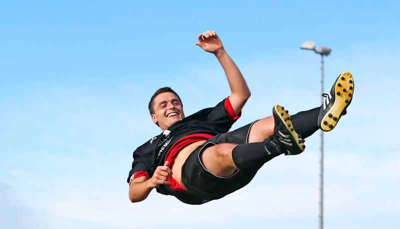 Nicht nur hoch in die Luft, sondern auch eine Spielklasse höher: Eberstadts Spielertrainer Sandro Dierolf wird nach dem Abpfiff von seiner Mannschaft gefeiert. Der VfL spielt in der kommenden Saison in der Bezirksliga.
Foto: Andreas Veigel Nicht nur hoch in die Luft, sondern auch eine Spielklasse höher: Eberstadts Spielertrainer Sandro Dierolf wird nach dem Abpfiff von seiner Mannschaft gefeiert. Der VfL spielt in der kommenden Saison in der Bezirksliga.
Foto: Andreas Veigel