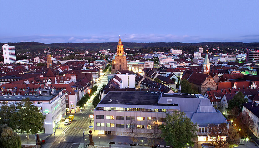 Das Stadtbild prägende Türme (von links): Allee-Shoppinghaus, Hafenmarktturm, Kiliansturm, Deutschordensmünster und rechts der Wollhausturm.
Foto: Archiv/Sawatzki