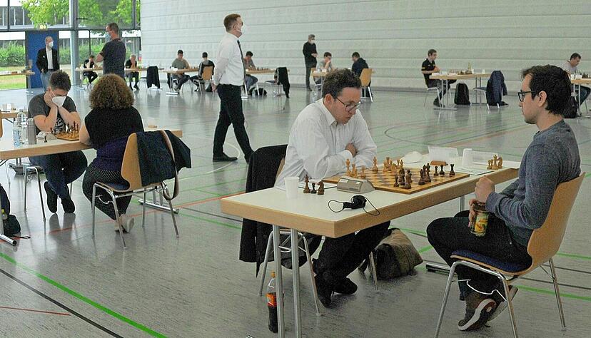 Statt der Mensa entscheiden sich die Eppinger für die größere Hardwaldhalle. Vorne im weißen Hemd Jonas Reimold, der Erste Vorsitzende des SCE, gegen Dennis Kaczmarczyk aus Baden-Baden.
Fotos: Klaus Krüger Statt der Mensa entscheiden sich die Eppinger für die größere Hardwaldhalle. Vorne im weißen Hemd Jonas Reimold, der Erste Vorsitzende des SCE, gegen Dennis Kaczmarczyk aus Baden-Baden.
Fotos: Klaus Krüger