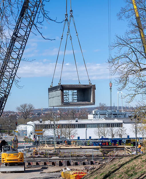 Das Bauteil ist der Rahmen für das westliche Ende der Unterführung. Die Arbeiten am stadtzugewandten Ostende verzögern sich noch etwas in den April hinein.