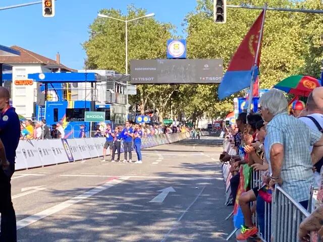 In wenigen Minuten werden die Fahrer im Ziel an der Theresienwiese erwartet. In wenigen Minuten werden die Fahrer im Ziel an der Theresienwiese erwartet.