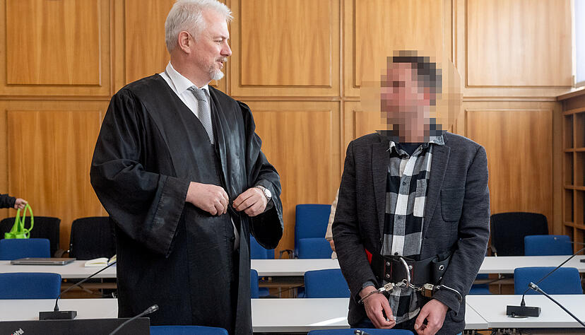 Der Angeklagte im Gespr&auml;ch mit seinem Strafverteidiger.