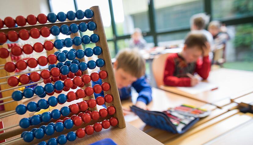 Schon nach vier Monaten schneiden Jungen demnach in Mathe etwas besser ab als M&auml;dchen. (Archivbild)
