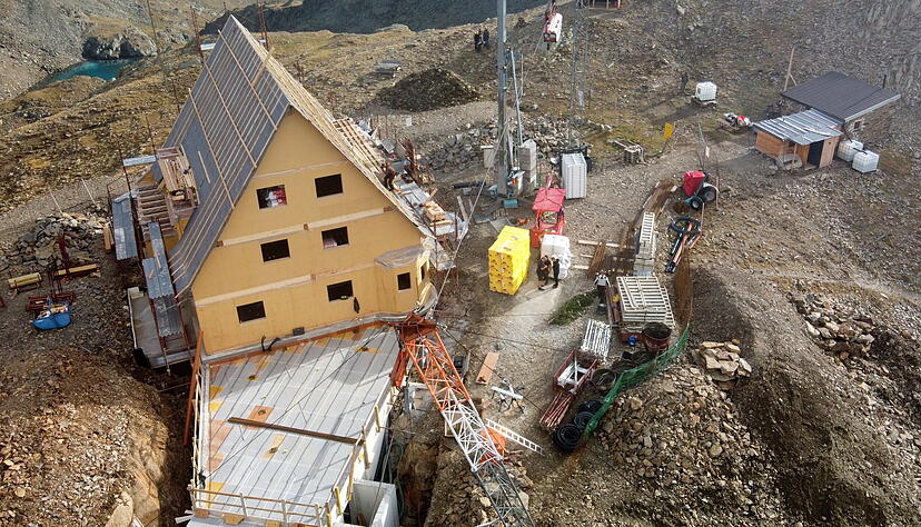 Weit gediehen: So sieht es beim Wiederaufbau der Alten Heilbronner Hütte in Südtirol aus.