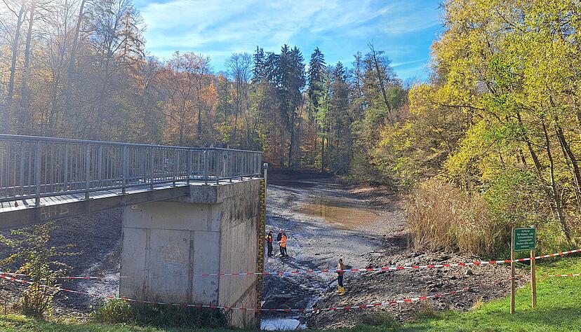 10.500 Kubikmeter Wasser hat der Köpferstausee im reinen Dauerstau. Bei Hochwasser fasst er bis zu 20.300 Kubikmeter. 10.500 Kubikmeter Wasser hat der Köpferstausee im reinen Dauerstau. Bei Hochwasser fasst er bis zu 20.300 Kubikmeter.