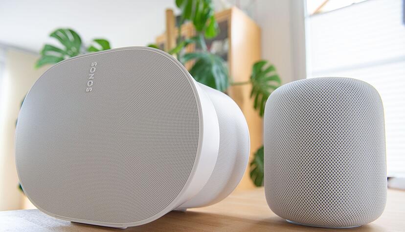 Apples Homepod (rechts) projiziert ein Klangbild, das im Vergleich zum Sonos Era 300 (link) kleiner wirkt.