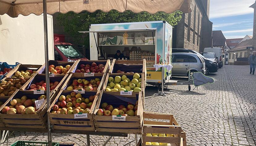 Ein Muss auf dem Wochenmarkt: viele verschiedene Sorten von regionalen Äpfeln. Ein Muss auf dem Wochenmarkt: viele verschiedene Sorten von regionalen Äpfeln.