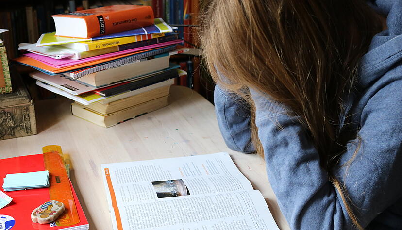 71 Kinder, die aus Angst oder anderen Problemen nicht mehr die Schule besuchen können, hat die Awo im Rahmen ihres Projekts begleitet, beim Bildungspark waren es 101 junge Menschen. Foto: dpa 71 Kinder, die aus Angst oder anderen Problemen nicht mehr die Schule besuchen können, hat die Awo im Rahmen ihres Projekts begleitet, beim Bildungspark waren es 101 junge Menschen. Foto: dpa