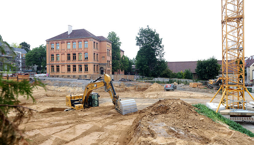 Die Grundschule Alt-B&ouml;ckingen ist derzeit eine Baustelle. Hier entstehen ein Erweiterungsbau und ein Lebensmittelmarkt.