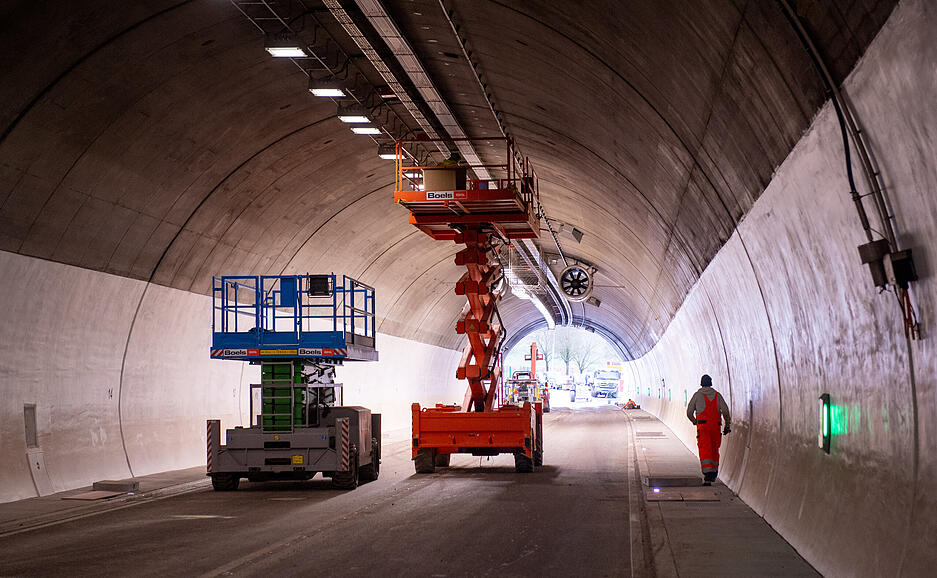 An der Beleuchtung im Schemelsbergtunnel wird letzte Hand angelegt. Er ist nun viel heller als früher. An der Beleuchtung im Schemelsbergtunnel wird letzte Hand angelegt. Er ist nun viel heller als früher.
