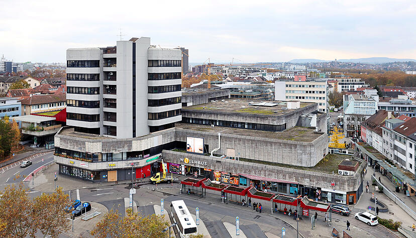 Ist es nur h&auml;sslich und muss weg, oder ist es doch schon Kult und muss bleiben? Das Heilbronner Wollhaus.