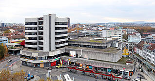 Ist es nur h&auml;sslich und muss weg, oder ist es doch schon Kult und muss bleiben? Das Heilbronner Wollhaus.