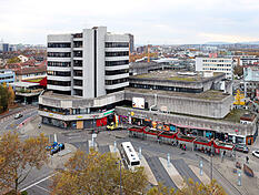 Ist es nur h&auml;sslich und muss weg, oder ist es doch schon Kult und muss bleiben? Das Heilbronner Wollhaus.