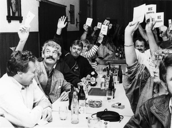 1989: HEC-Mitglieder stimmen bei der Hauptversammlung ab. Die Verantwortung f&uuml;r die Zukunft des Clubs &uuml;bernimmt Dieter Rahmer (links).