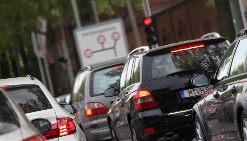 Fahrzeuge stehen im Stau. Millionen Pendler leiden unter dem täglichen Stau auf dem Weg zur Arbeit. Foto: dpa