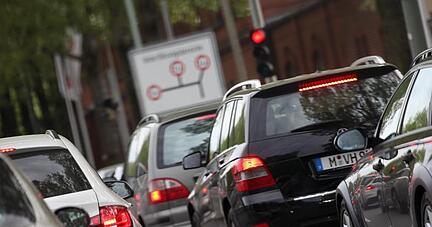 Fahrzeuge stehen im Stau. Millionen Pendler leiden unter dem täglichen Stau auf dem Weg zur Arbeit.