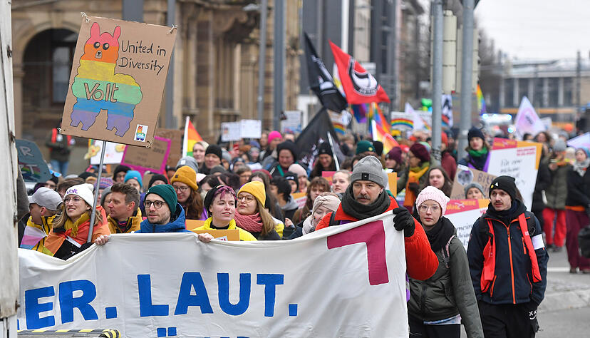 Auf dem Kiliansplatz findet die Abschlusskundgebung mit weiteren Rede- und Musikbeiträgen sowie einem Poetry Slam statt.