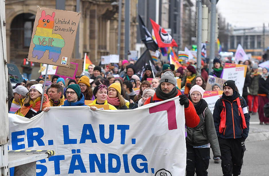 Auf dem Kiliansplatz findet die Abschlusskundgebung mit weiteren Rede- und Musikbeiträgen sowie einem Poetry Slam statt. Auf dem Kiliansplatz findet die Abschlusskundgebung mit weiteren Rede- und Musikbeiträgen sowie einem Poetry Slam statt.