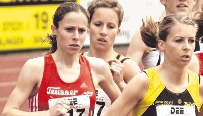 Hier läuft Kristina Schadt noch hinter Anja Reinhardt (links). Doch im Endspurt war die Läuferin der TSG Heilbronn die Beste und holte bei den süddeutschen Meisterschaften in Böblingen Gold über 1500 Meter.Foto: privat