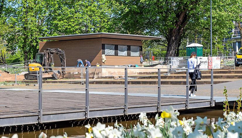 Eigentlich sollte der neue Weinpavillon der Wein-Villa-Wengerter an der Neckarbühne heute eröffnet werden. In normalen Jahren wird hier in den Sommermonaten täglich Wein ausgeschenkt, so wie einst auf der Buga.
Foto: Mario Berger Eigentlich sollte der neue Weinpavillon der Wein-Villa-Wengerter an der Neckarbühne heute eröffnet werden. In normalen Jahren wird hier in den Sommermonaten täglich Wein ausgeschenkt, so wie einst auf der Buga.
Foto: Mario Berger