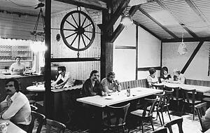 1976: Aus der alten Waffenkammer entstand die neue Gaststube. Es gibt Wein aus dem Fass. 1976: Aus der alten Waffenkammer entstand die neue Gaststube. Es gibt Wein aus dem Fass.
