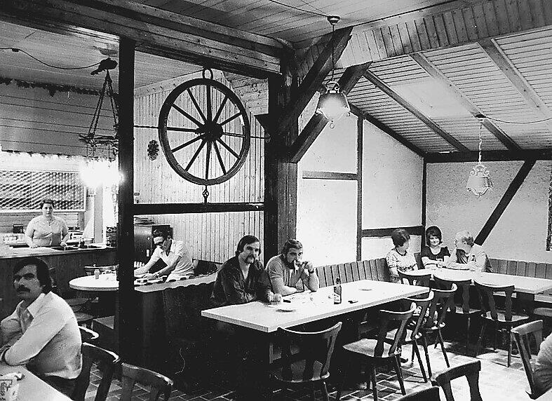 Bis zum Jahr 1975 wird die ehemalige Soldatenkantine von Karl Häberle als gefragte Vesper- und Weinstube geführt. 1975/76 übernimmt Gisela Hipp das in städtischem Eigentum befindliche urige Lokal. In jenem Jahr wird die neben der Kantine liegende Baracke, ehemals Waffenkammer und Pferdestall, zur neuen Waldschänke ausgebaut. Bis zum Jahr 1975 wird die ehemalige Soldatenkantine von Karl Häberle als gefragte Vesper- und Weinstube geführt. 1975/76 übernimmt Gisela Hipp das in städtischem Eigentum befindliche urige Lokal. In jenem Jahr wird die neben der Kantine liegende Baracke, ehemals Waffenkammer und Pferdestall, zur neuen Waldschänke ausgebaut.