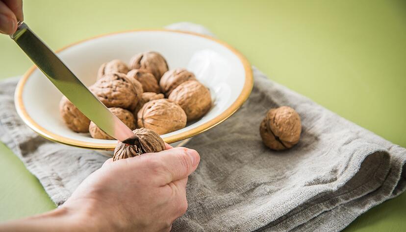 Schritt 2: Messer drehen, um die Walnuss aufzuhebeln.