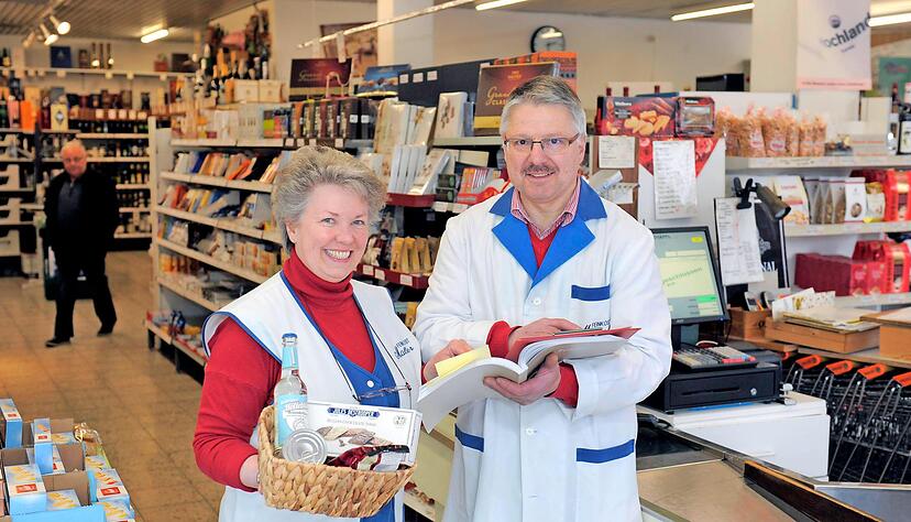 Sie sind eine Institution in Heilbronn: In vierter Generation betreiben Gabi und Wolfgang M&uuml;ller ihr Feinkostgesch&auml;ft. Ende Januar wird der Laden geschlossen, die beiden h&auml;ngen ihre wei&szlig;en Kittel dann an den Nagel.
Foto: Mugler