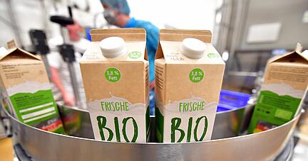 Trotz Inflation greifen Verbraucher weiterhin zu Bio-Produkten. Gefragt sind allerdings die Eigenmarken der Händler anstatt Ware im Fachhandel.
Foto/Archiv: dpa, FabianSommer