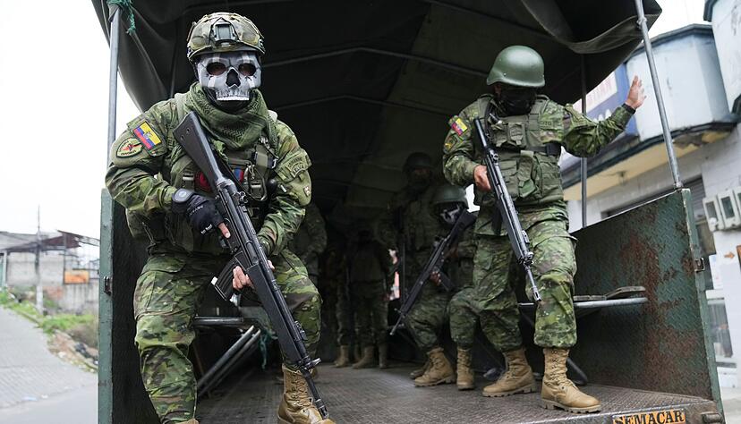 Die ecuadorianische Regierung betrachtet die Gangs als nicht-staatliche Kriegsparteien und geht hart gegen sie vor.