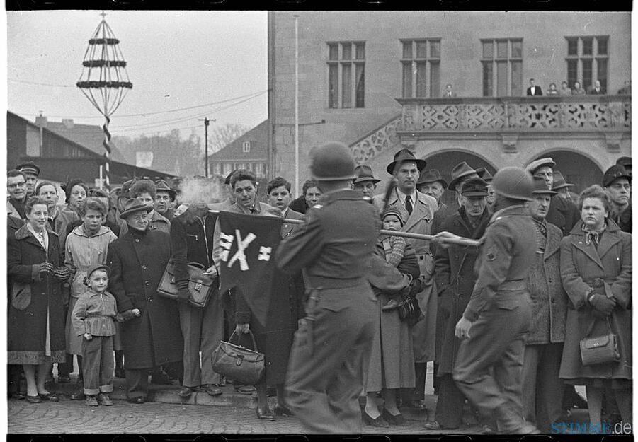 Viel Skepsis und Staunen beim Aufmarsch der US-Soldaten spiegelt sich in den Gesichtern der Heilbronner auf dem Marktplatz.