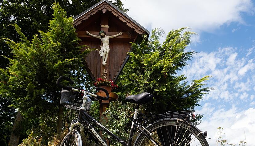 Die Kraterlandschaft im Nördlinger Ries lässt sich prima auf dem Fahrrad erkunden. Die Kraterlandschaft im Nördlinger Ries lässt sich prima auf dem Fahrrad erkunden.