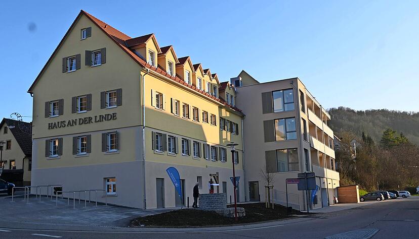 Platz f&uuml;r f&uuml;nf Praxen sowie im Anbau f&uuml;r mehrere Wohnungen bietet das imposante Haus an der Linde.
Fotos: Katrin Draskovits