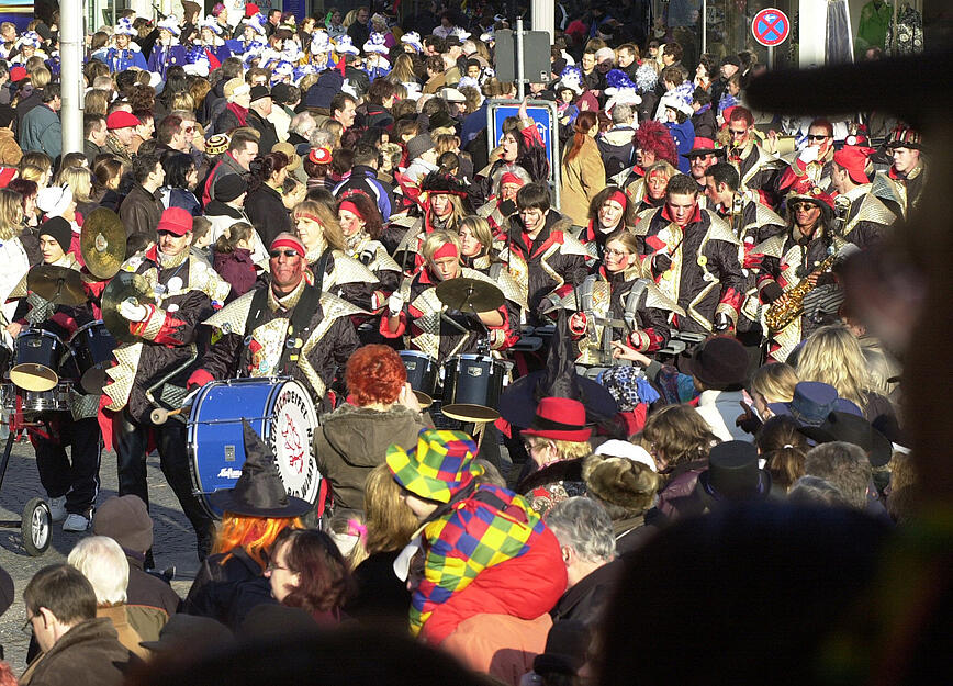 Die zahlreichen Musikgruppen sorgen 2005 beim Faschingsumzug der Carneval-Gesellschaft Heilbronn für prächtige Stimmung.