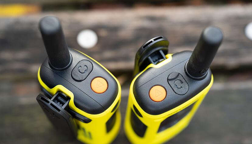 Draußen und unterwegs fühlen sich die kleinen «Funken» am wohlsten: Sie sind ideale Kommunikationsmittel für Freizeit und Sport. Draußen und unterwegs fühlen sich die kleinen «Funken» am wohlsten: Sie sind ideale Kommunikationsmittel für Freizeit und Sport.