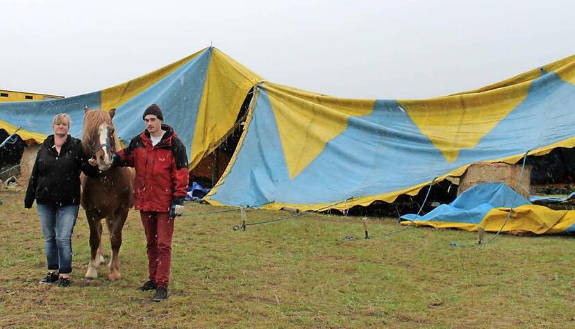 Stark beschädigt hat Sturm Egon das Tierzelt des Circus Montreal. In der Nacht verlud Familie Köllner ihre Ponys, Lamas und Ziegen in einen Transporter.Foto: Hachenberg Stark beschädigt hat Sturm Egon das Tierzelt des Circus Montreal. In der Nacht verlud Familie Köllner ihre Ponys, Lamas und Ziegen in einen Transporter.Foto: Hachenberg