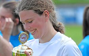 Strahlende Spielführerin: Nina Wörner (B-Juniorinnen) vom FC Kirchhausen. Strahlende Spielführerin: Nina Wörner (B-Juniorinnen) vom FC Kirchhausen.