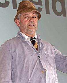 Kabarettist Alois Gscheidle erntet für Sprachwitz und Humor viel Applaus.