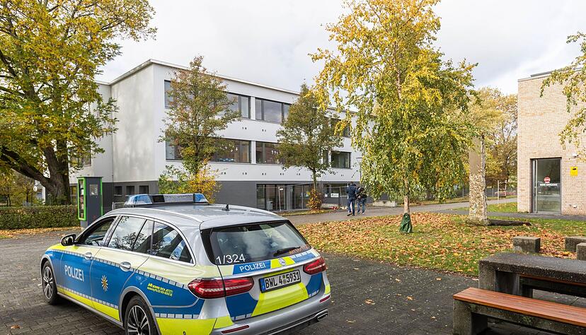 Ein Einsatzfahrzeug der Polizei steht vor der Waldbachschule.