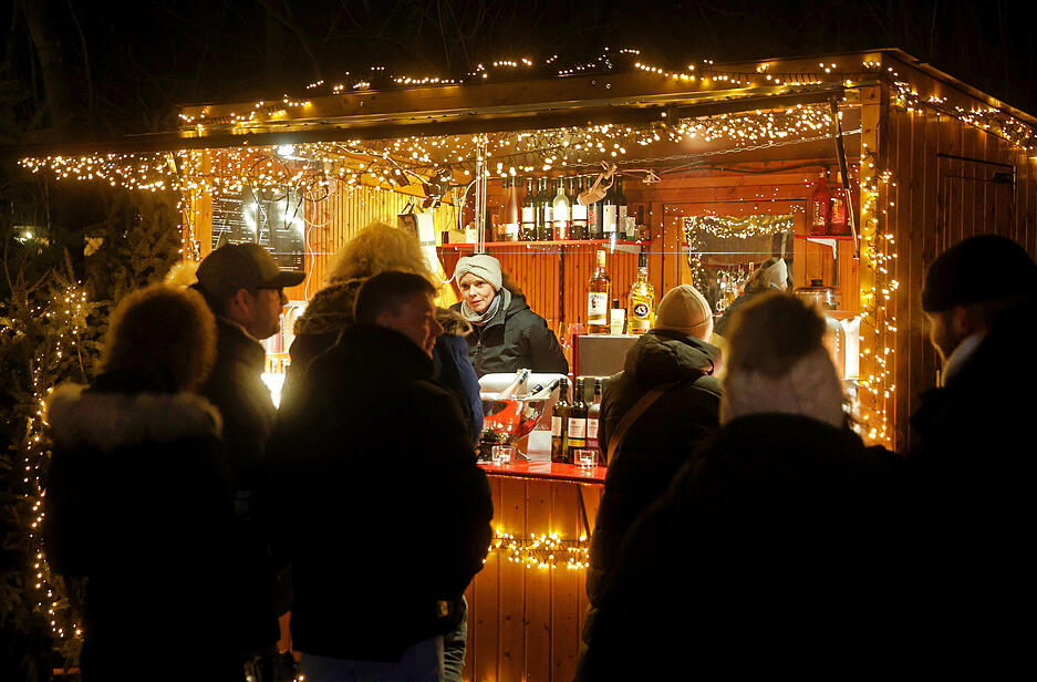 Vorne gibt es Speisen und Getränke, hinten werden die Buden für den Krämermarkt aufgebaut. Vorne gibt es Speisen und Getränke, hinten werden die Buden für den Krämermarkt aufgebaut.