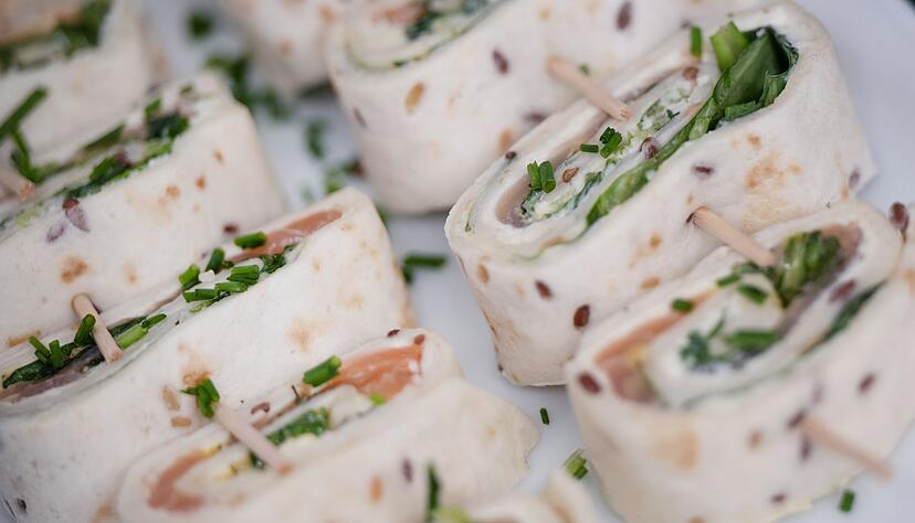 Fischwraps lassen sich in Scheiben geschnitten auch h&auml;ppchenweise genie&szlig;en.