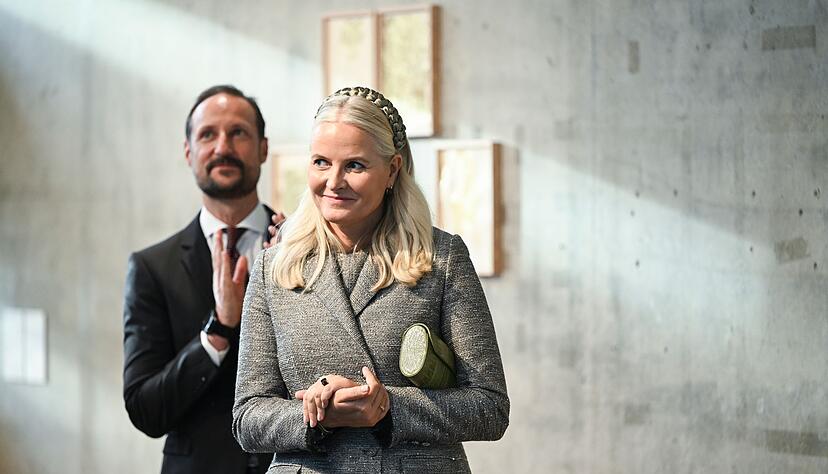 In einem gemeinsamen Fernsehinterview brechen Kronprinzessin Mette-Marit (r) und Kronprinz Haakon (l) ihr Schweigen. In einem gemeinsamen Fernsehinterview brechen Kronprinzessin Mette-Marit (r) und Kronprinz Haakon (l) ihr Schweigen.