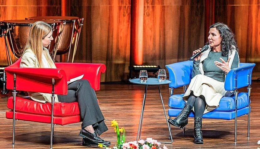 „Die Stimmung ist im Keller“: Maja Brankovic (links), stellvertretende Chefredakteurin der „Wirtschaftswoche“, versucht das Gespräch mit der Schriftstellerin Juli Zeh in Gang zu bringen. „Die Stimmung ist im Keller“: Maja Brankovic (links), stellvertretende Chefredakteurin der „Wirtschaftswoche“, versucht das Gespräch mit der Schriftstellerin Juli Zeh in Gang zu bringen.