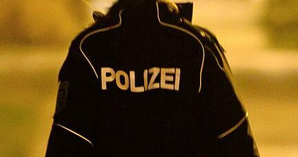 Polizisten überwachen die Einhaltung der Corona-Regeln.
Foto: dpa