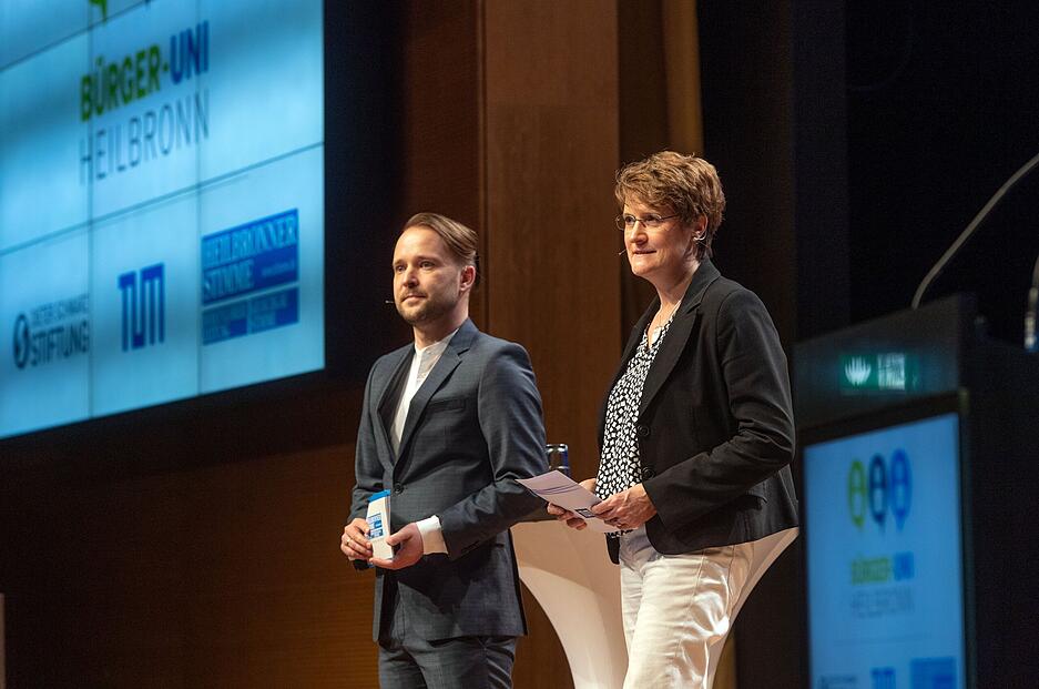 Stimme-Redakteur Tobias Wieland und Kerstin Besemer, Pressesprecherin am Tum Campus Heilbronn, bei der Begrüßung. Stimme-Redakteur Tobias Wieland und Kerstin Besemer, Pressesprecherin am Tum Campus Heilbronn, bei der Begrüßung.