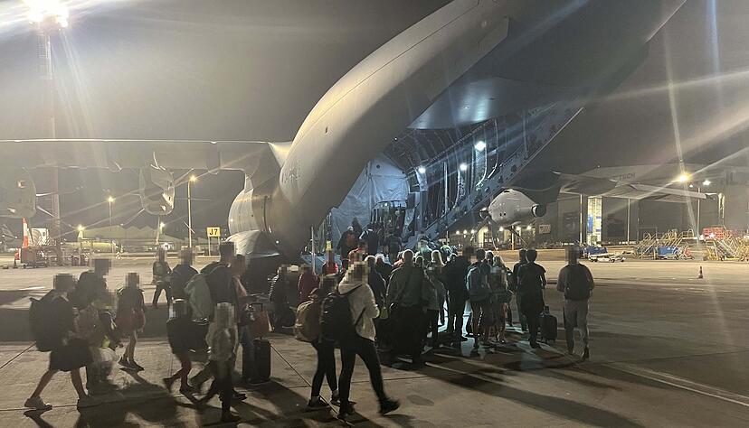 Nun wird doch die Luftwaffe eingesetzt: Die Bundeswehr fliegt deutsche Staatsbürger aus Israel aus. Hier ein Militärtransporter der Bundeswehr auf dem Flughafen von Tel Aviv. Nun wird doch die Luftwaffe eingesetzt: Die Bundeswehr fliegt deutsche Staatsbürger aus Israel aus. Hier ein Militärtransporter der Bundeswehr auf dem Flughafen von Tel Aviv.