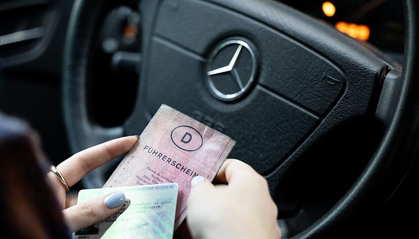 Diesen rosa Papierführerschein sollten Sie nur noch als Andenken haben - als Dokument ist er ungültig und Sie hätten schon längst einen neuen beantragen müssen. Diesen rosa Papierführerschein sollten Sie nur noch als Andenken haben - als Dokument ist er ungültig und Sie hätten schon längst einen neuen beantragen müssen.