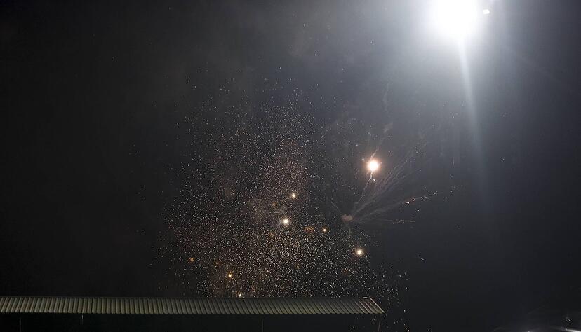 Nach rund einer Stunde gab es während des Spiel Go Ahead Eagles gegen den VfB Stuttgart ein Feuerwerk vor dem Stadion.