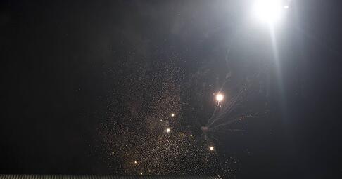 Nach rund einer Stunde gab es während des Spiel Go Ahead Eagles gegen den VfB Stuttgart ein Feuerwerk vor dem Stadion. Nach rund einer Stunde gab es während des Spiel Go Ahead Eagles gegen den VfB Stuttgart ein Feuerwerk vor dem Stadion.