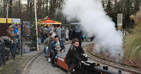Dampfende Lok inmitten von Wald und Lichtern: Vor allem Familien genossen die Atmosphäre bei den Dampfbahnfreunden. Foto: Stefanie Jani Dampfende Lok inmitten von Wald und Lichtern: Vor allem Familien genossen die Atmosphäre bei den Dampfbahnfreunden. Foto: Stefanie Jani